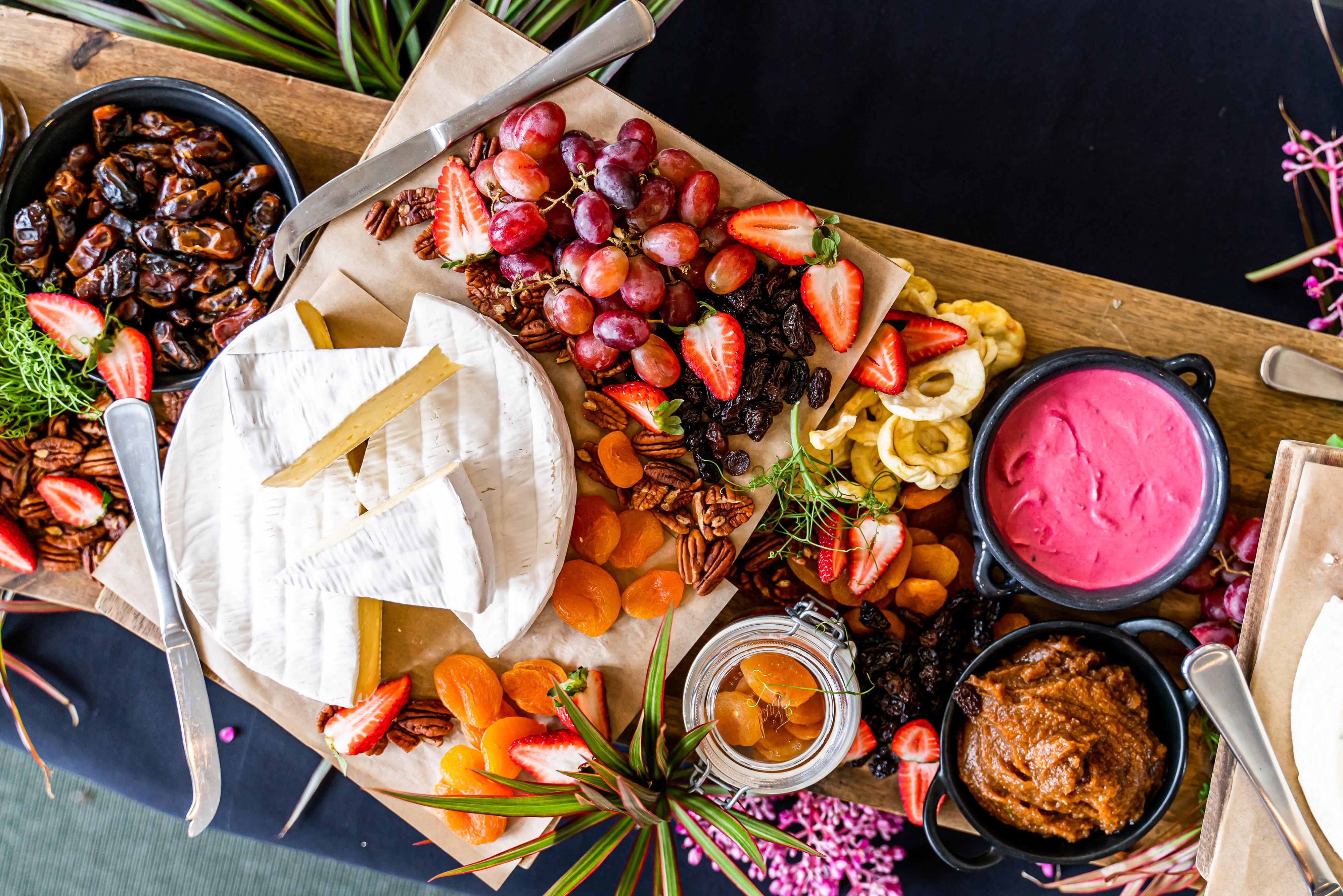 מלון Pullman Cairns International מראה חיצוני תמונה A cheese platter with fruit and accompaniments