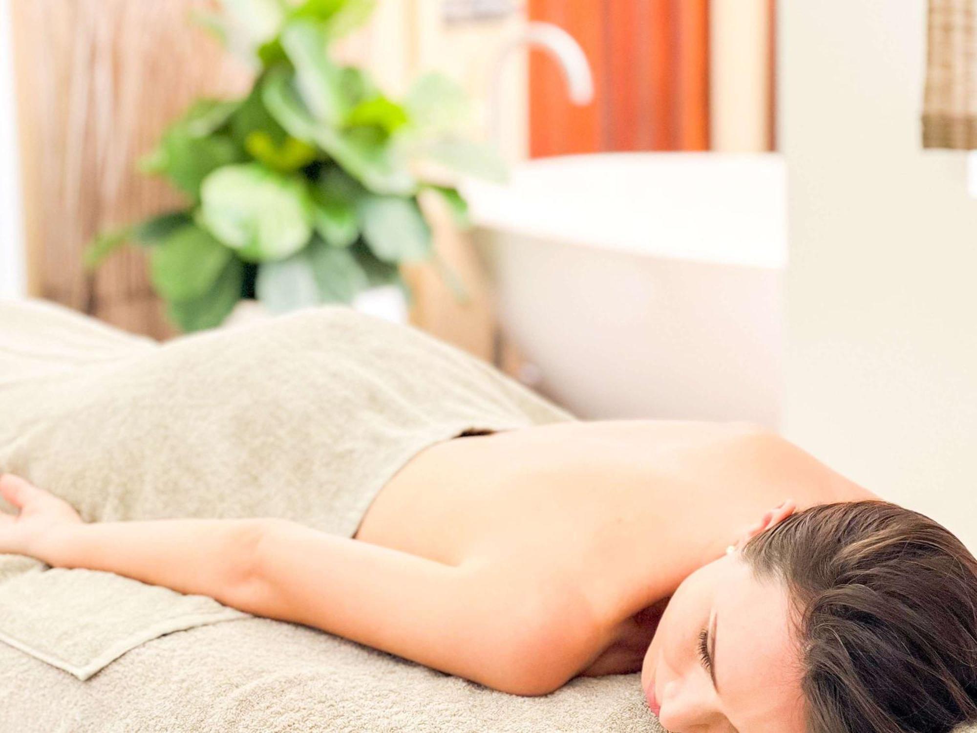מלון Pullman Cairns International מראה חיצוני תמונה A woman receiving a massage