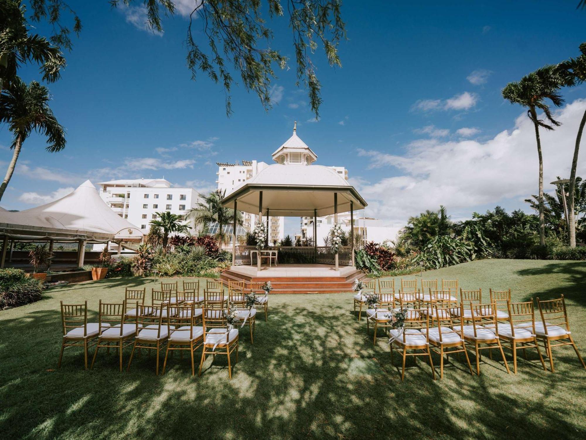 מלון Pullman Cairns International מראה חיצוני תמונה The gazebo at the Royal Botanic Gardens, Victoria Park, Townsville